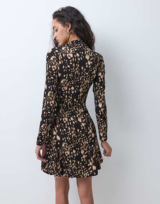 New Look crinkle ruche side mini dress in brown smudge print, 3 of 5
