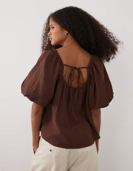 New Look crinkle square neck blouse with puff sleeve in dark brown, 2 of 4