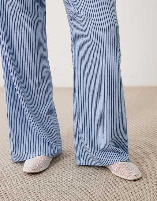 New Look crinkle stripe wide leg trousers in blue, 4 of 5
