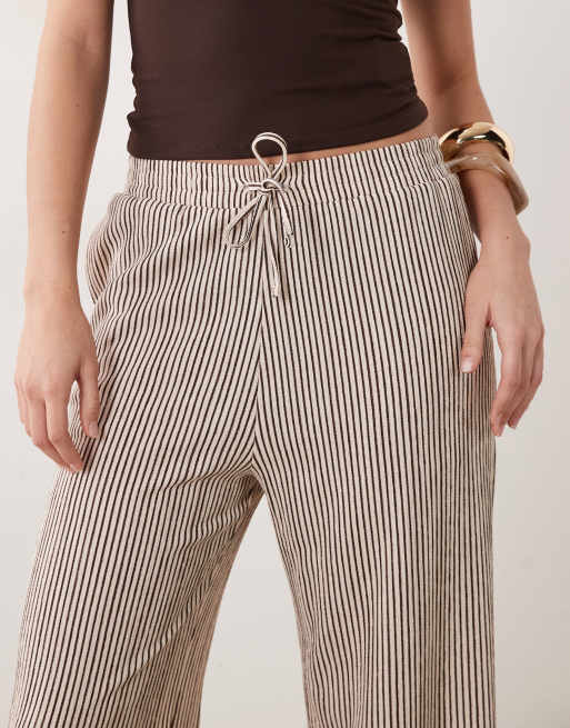 New Look crinkle stripe wide leg trousers in brown, 3 of 5