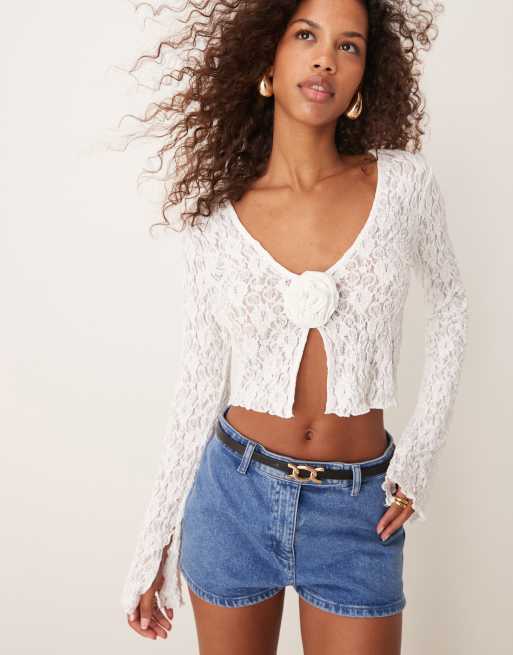 New Look - Crop top bianco sporco in pizzo con decorazione floreale e maniche svasate