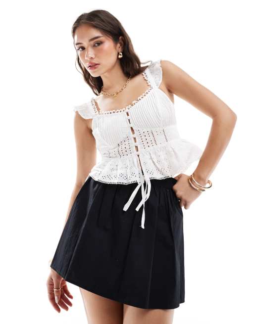 New Look - Crop top in pizzo bianco con bottoni