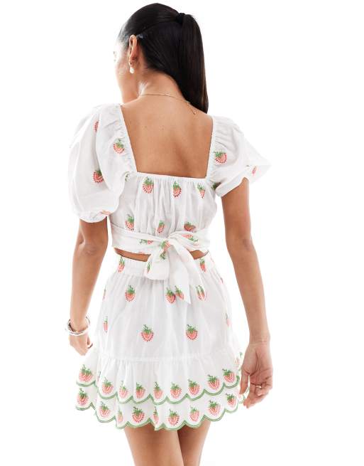 New Look - Crop top met geborduurde aardbeien in wit, deel van co-ord set, 4 van 4