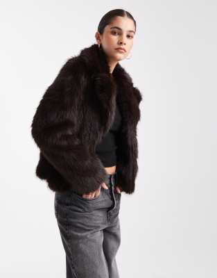 New Look - Cropped-Jacke aus Kunstpelz in Braun-Brown