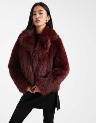New Look - Cropped-Jacke aus Kunstpelz in Burgunderrot
