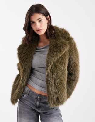 New Look - Cropped-Jacke aus Kunstpelz in Khaki-Grün