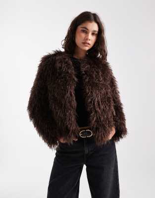 New Look - Cropped Jacke aus zotteligem Kunstpelz in Braun-Brown