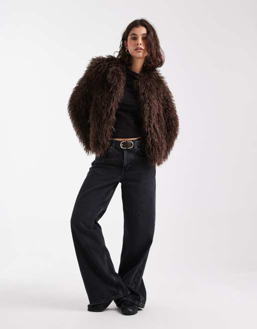 New Look – Cropped Jacke aus zotteligem Kunstpelz in Braun, 4 von 4