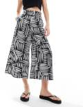 New Look cropped patterned pants in black