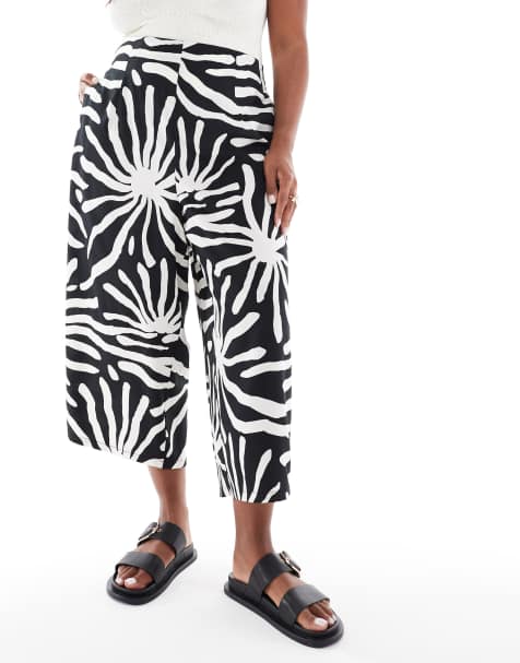 New Look Curve abstract sun print crop pants in black - view 1