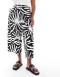 [New Look Plus] New Look Curve abstract sun print crop pants in black 18 Black pattern