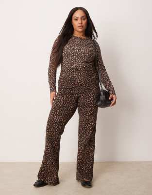 New Look Curve - Ausgestellte Leggings in Braun mit Leopardenmuster