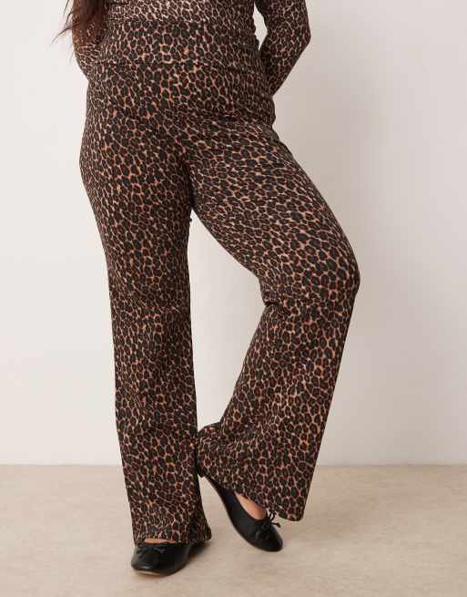 New Look Curve – Brązowe legginsy dzwony we wzór w cętki, 2 z 5