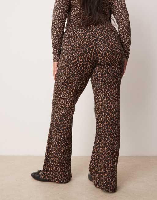 New Look Curve – Brązowe legginsy dzwony we wzór w cętki, 4 z 5