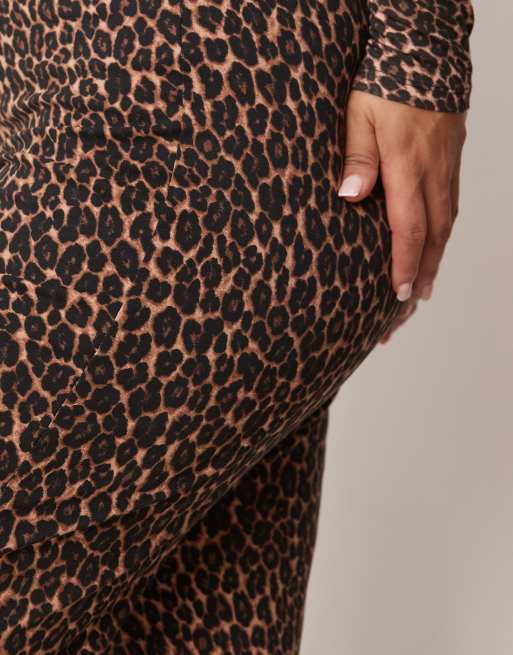 New Look Curve – Brązowe legginsy dzwony we wzór w cętki, 5 z 5
