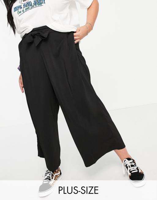 New Look Curve cropped trousers in black | ASOS