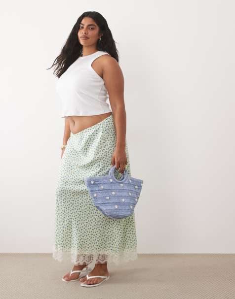 New Look Curve ditsy bias midi skirt in green - view 1