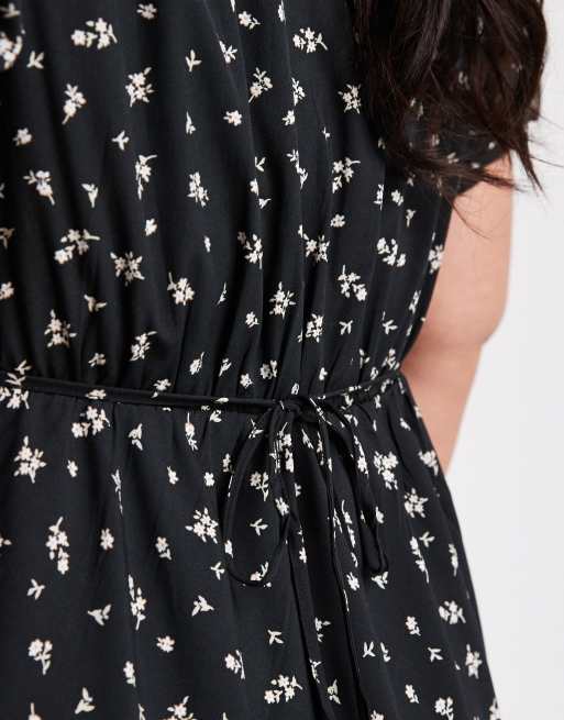 New Look Curve ditsy floral midi dress in black pattern | ASOS