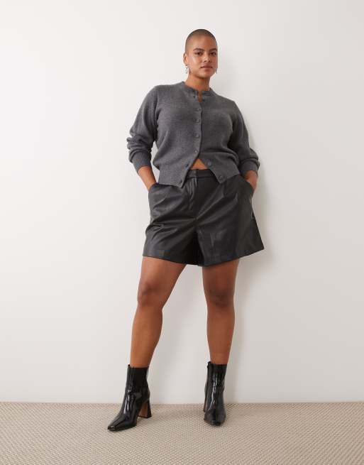 New Look Curve faux leather shorts in black, 2 of 5