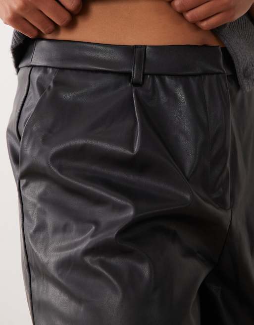New Look Curve faux leather shorts in black, 3 of 5