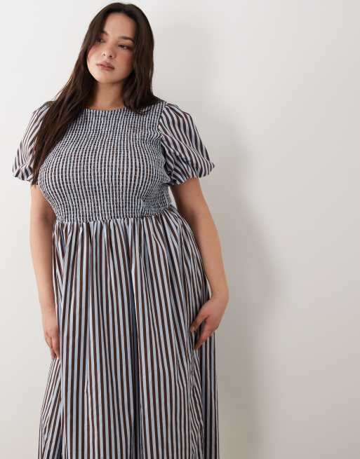 New Look Curve - Gesmokte gestreepte midi jurk in blauw, 3 van 4