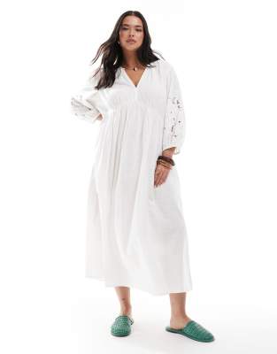 New Look Curve - Gesmoktes Midikleid in Weiß mit Lochstickerei an den Ärmeln