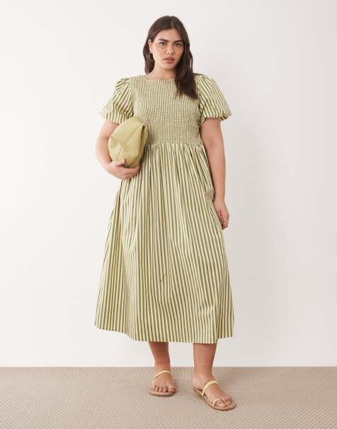 New Look Curve - Gestreepte gesmokte midi jurk in groen - view 1