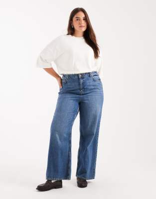 New Look Curve - Jeans in Mittelblau mit weitem Bein und elastischem Einsatz hinten am Bund