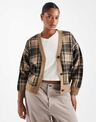 New Look Curve - Karierte Strickjacke in Braun mit Knopfleiste-Brown