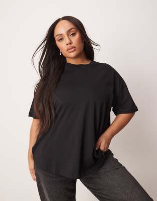 New Look Curve - Kastig geschnittenes T-Shirt in Schwarz