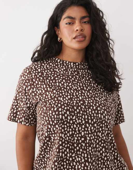 New Look Curve – Kastiges T-Shirt in Braun mit Rehfellmuster, 4 von 4