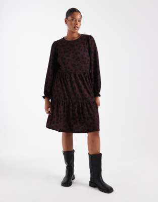 New Look Curve - Kurzes Hängerkleid in Lila mit Blumenmuster und Knitterstruktur