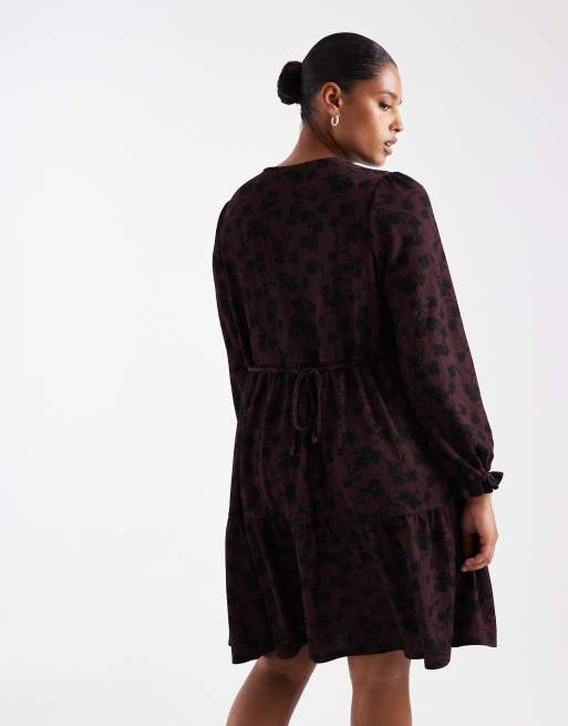 New Look Curve – Kurzes Hängerkleid in Lila mit Blumenmuster und Knitterstruktur, 2 von 4