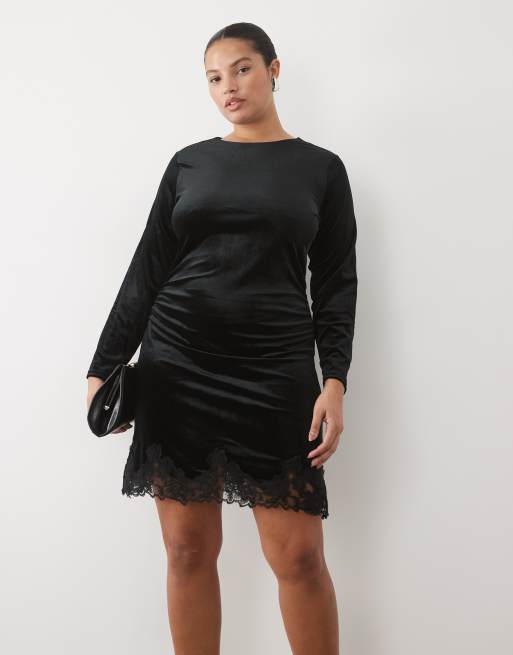New Look Curve lace trim long sleeve velvet mini dress in black, 3 of 4