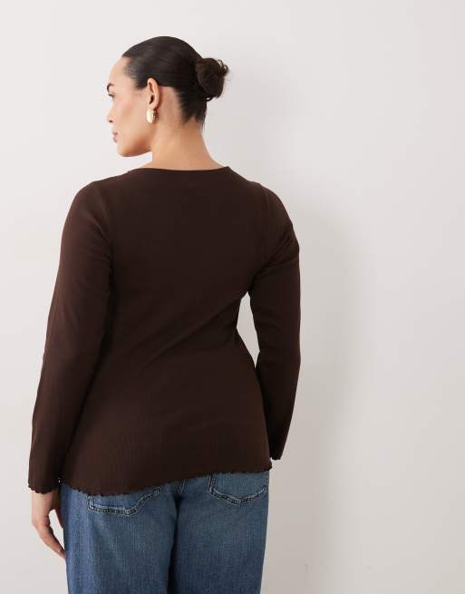 New Look Curve lettuce edge long sleeve top in dark brown, 4 of 4