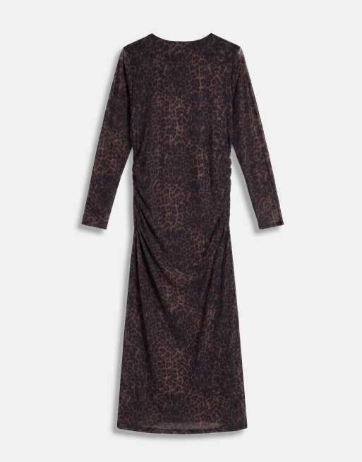New Look Curve midi-kjole i mesh med rynkedetaljer og brun leopardprint, 6 af 8