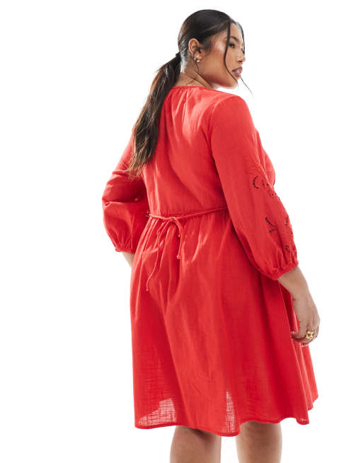 New Look Curve – Mini-Hängerkleid in Rot mit Lochstickerei an den Ärmeln, 4 von 4