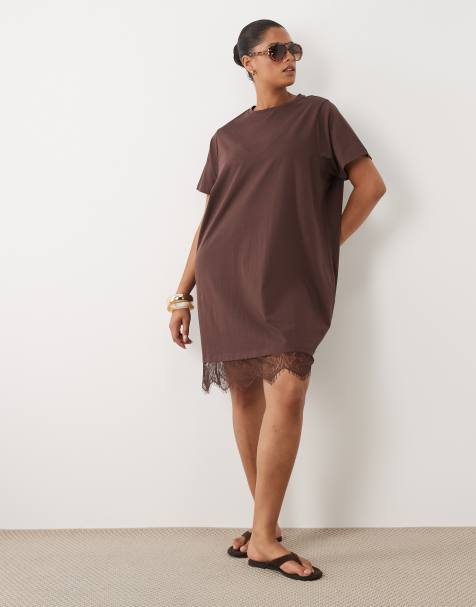 New Look Curve - Mini T-shirtjurk met kanten rand in bruin - view 1