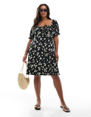 New Look Curve - Minikleid in Schwarz mit Gänseblümchen-Print im Milchmädchen-Stil
