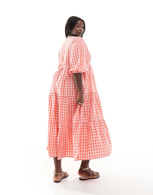 New Look Curve - Robe mi-longue en crépon à carreaux vichy et smocks - Rose, 2 de 4