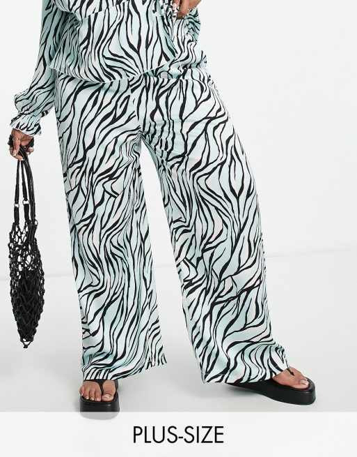 New Look Curve - Satijnen broek met wijde pijpen in blauw met zebraprint