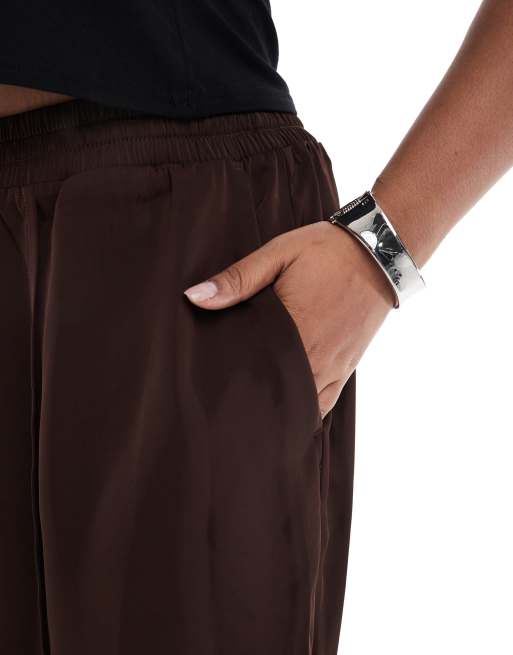 New Look Curve - Satijnen broek met wijde pijpen in donkerbruin, 2 van 5