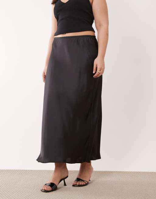 New Look Curve satin bias midi skirt in black, 2 of 5
