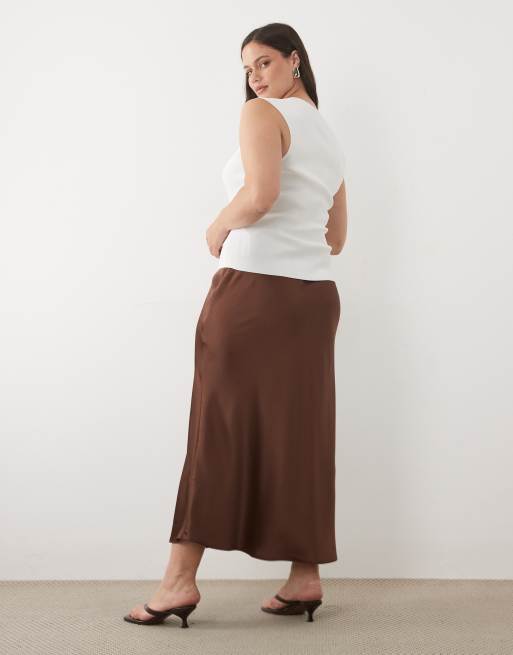 New Look Curve satin bias midi skirt in brown, 4 of 5