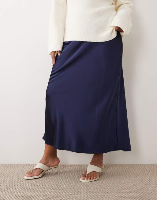 New Look Curve satin bias midi skirt in navy, 2 of 5