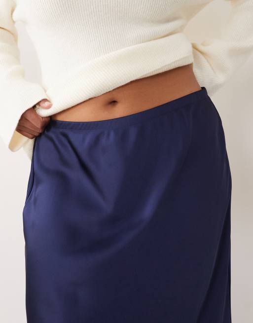 New Look Curve satin bias midi skirt in navy, 4 of 5