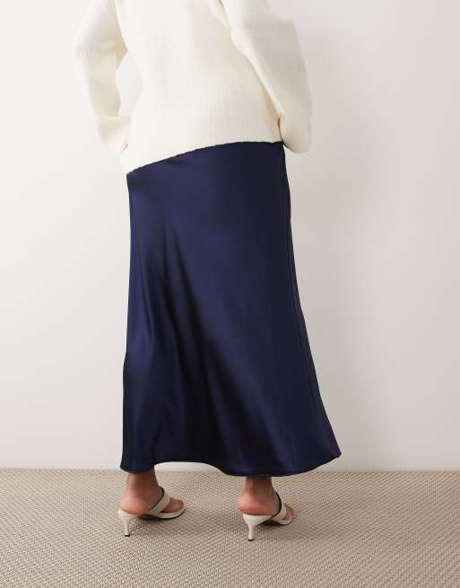 New Look Curve satin bias midi skirt in navy, 5 of 5
