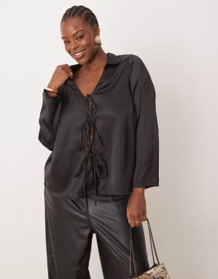 New Look Curve - Satin-Bluse in Schwarz mit Schnürung vorne