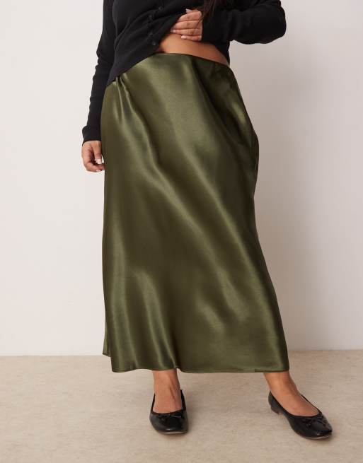 New Look Curve – Satin-Midirock in Khaki mit Schrägschnitt, 2 von 5