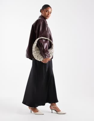 New Look Curve - Satin-Midirock in Schwarz mit Schrägschnitt